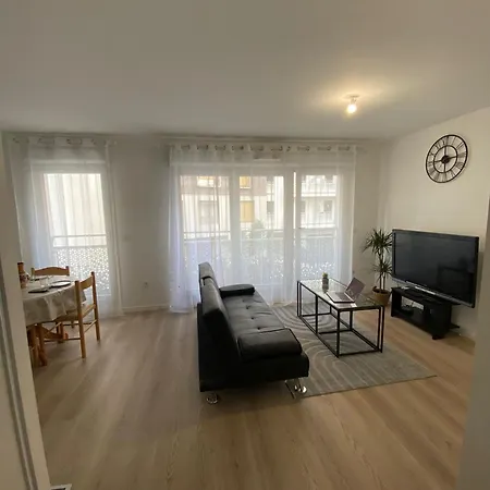 Joli F2 Metro Proche Paris 아파트